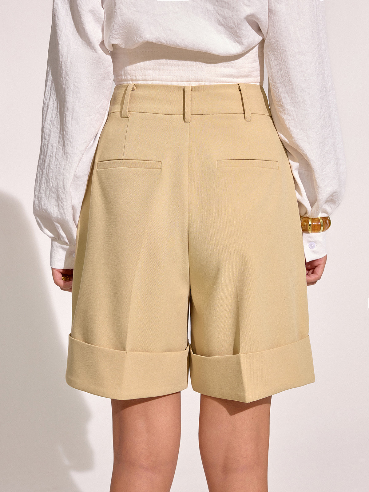 Gefaltete Shorts mit Taschen und mittelhohem Bund