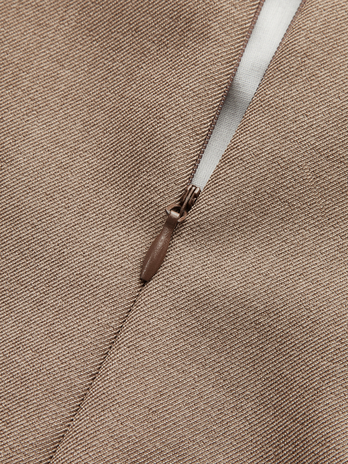 Mini-jupe en similicuir avec boucles et bordure en dentelle