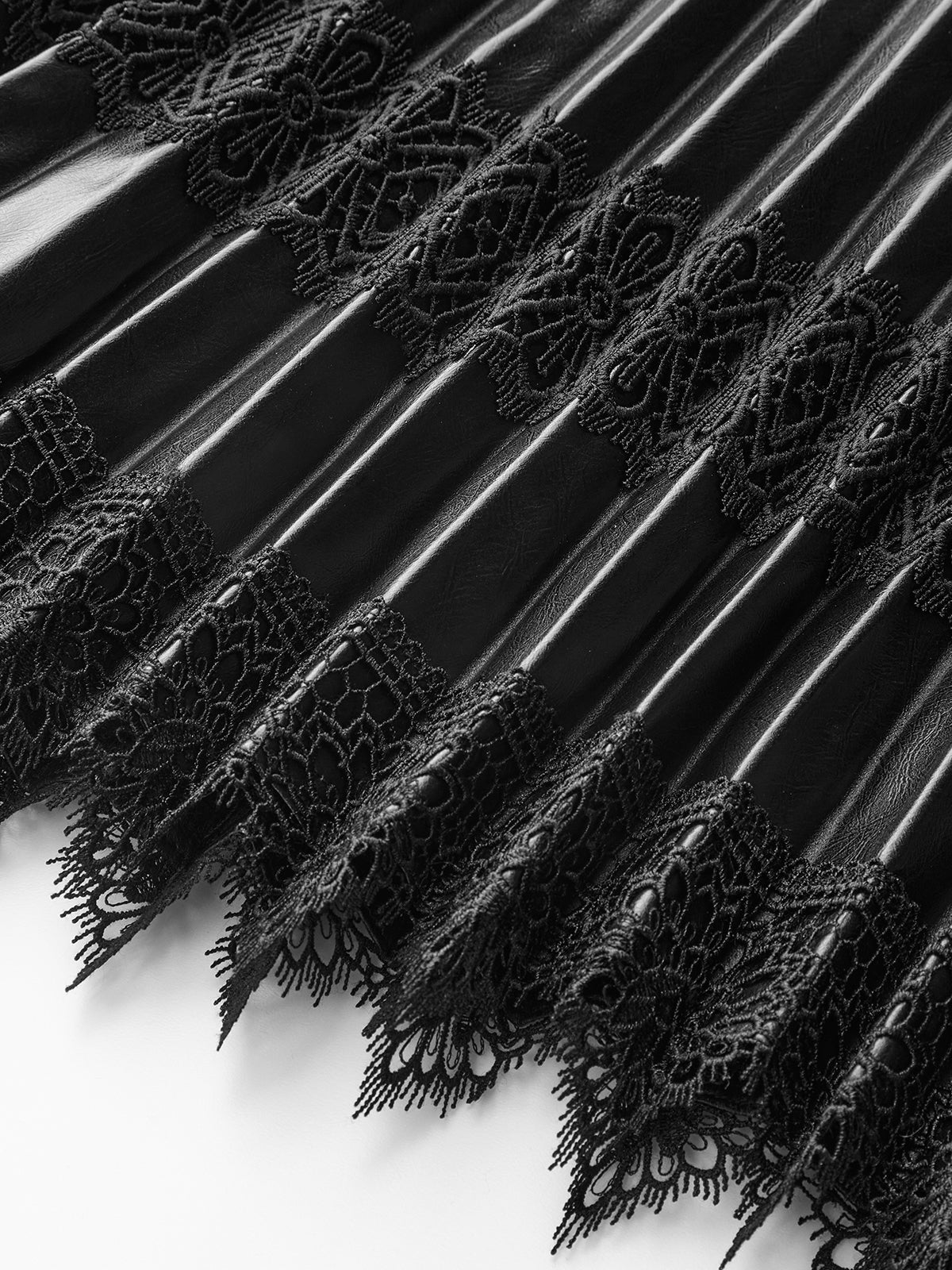 Minirock aus Kunstleder mit Falten und Spitze