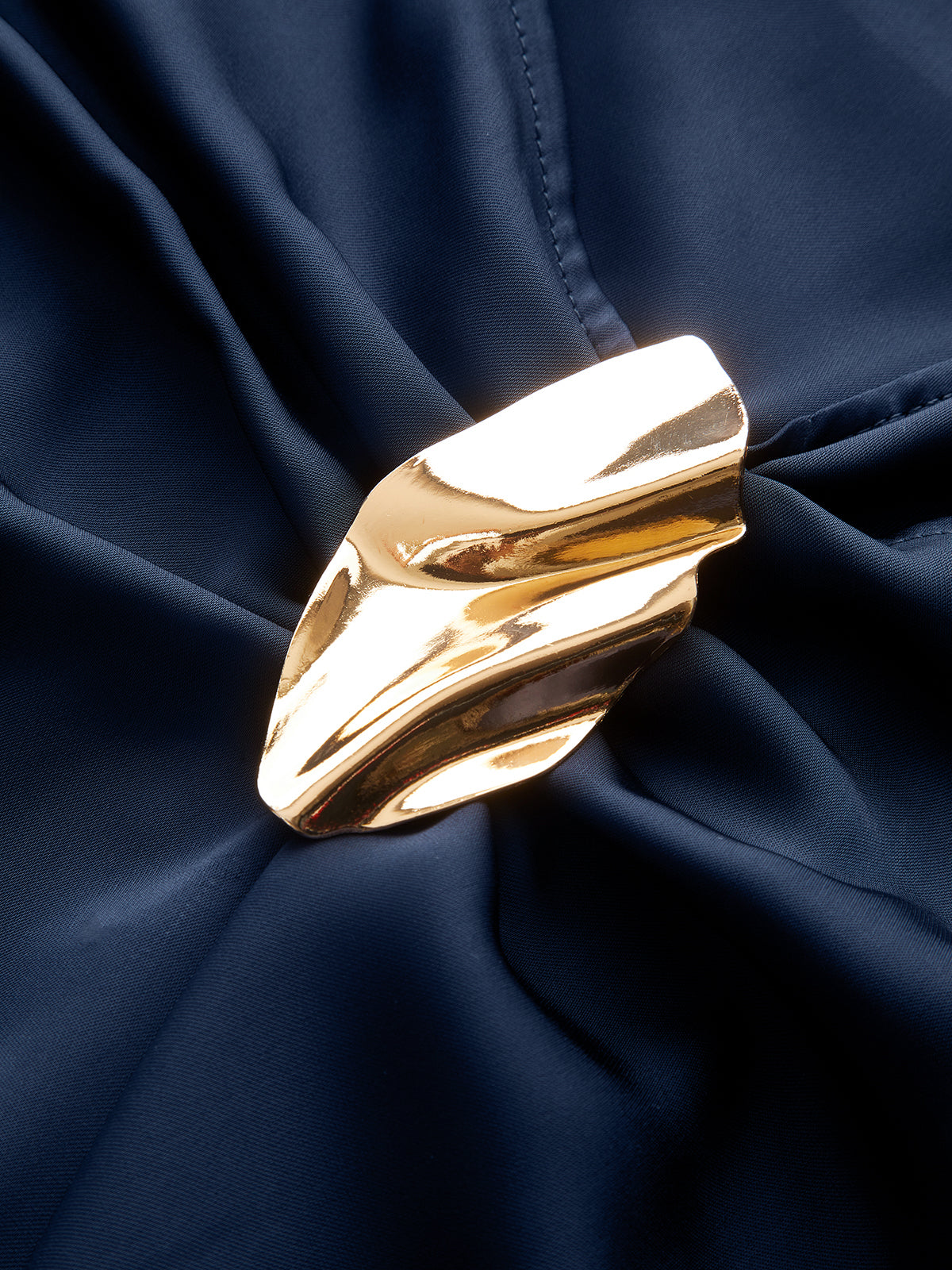 Asymmetrischer Maxirock aus Satin mit Rüschen und Metalldetails