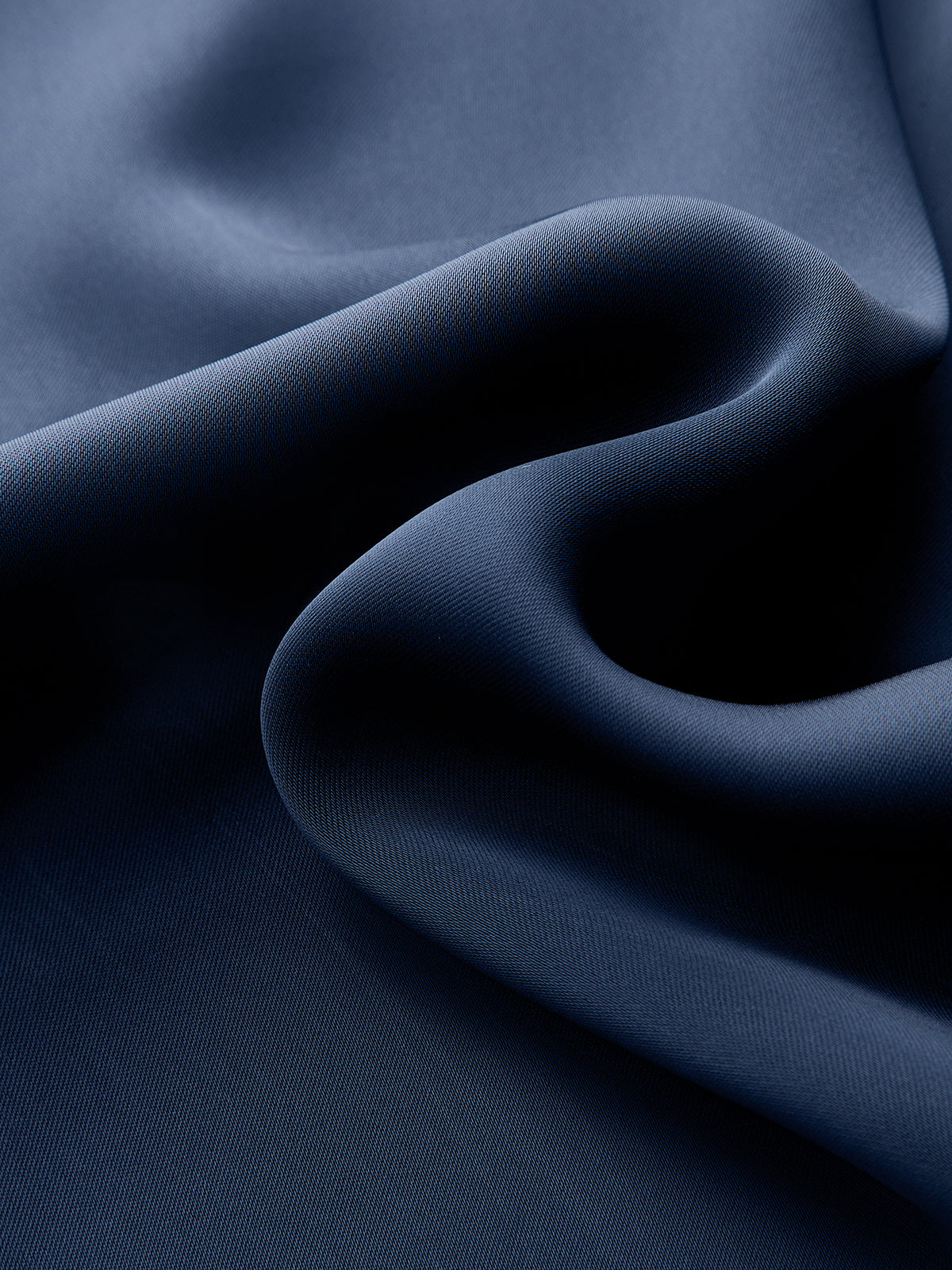 Asymmetrischer Maxirock aus Satin mit Rüschen und Metalldetails