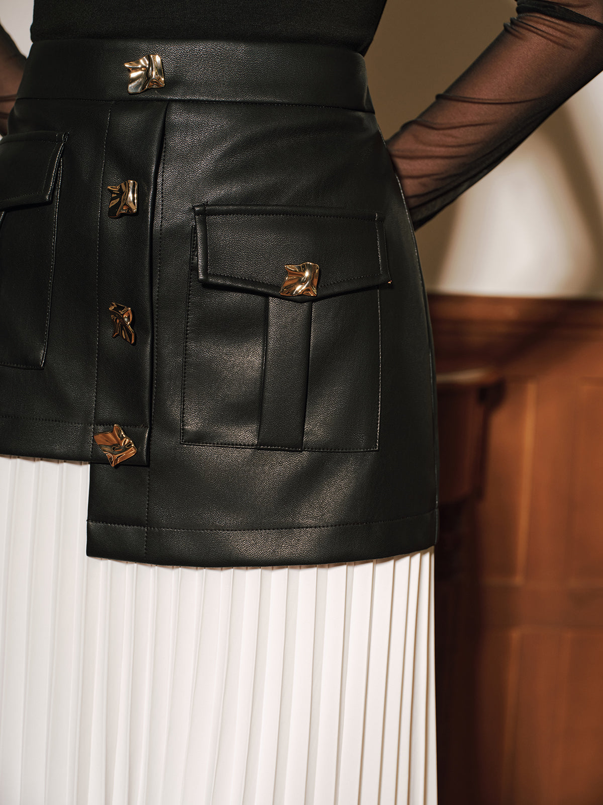 Maxirock mit asymmetrischen Falten und Einsätzen aus Kunstleder