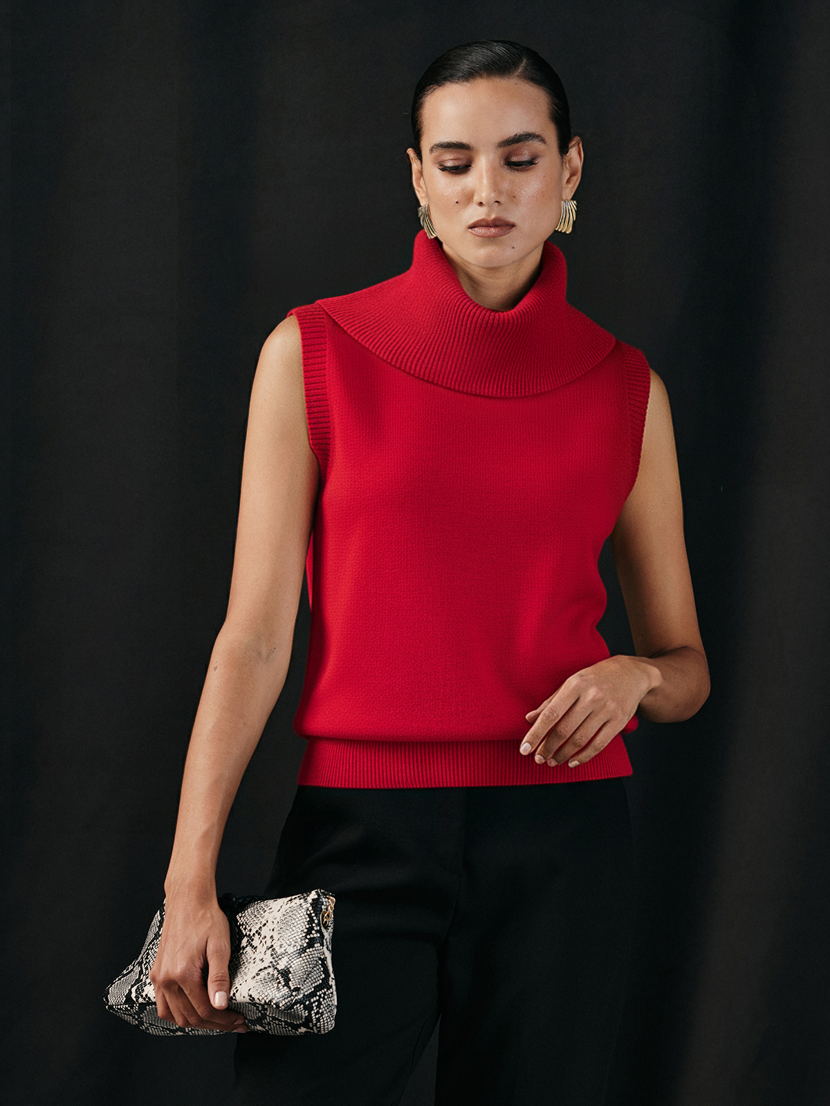 Rollkragenpullover, ärmellose Strickweste