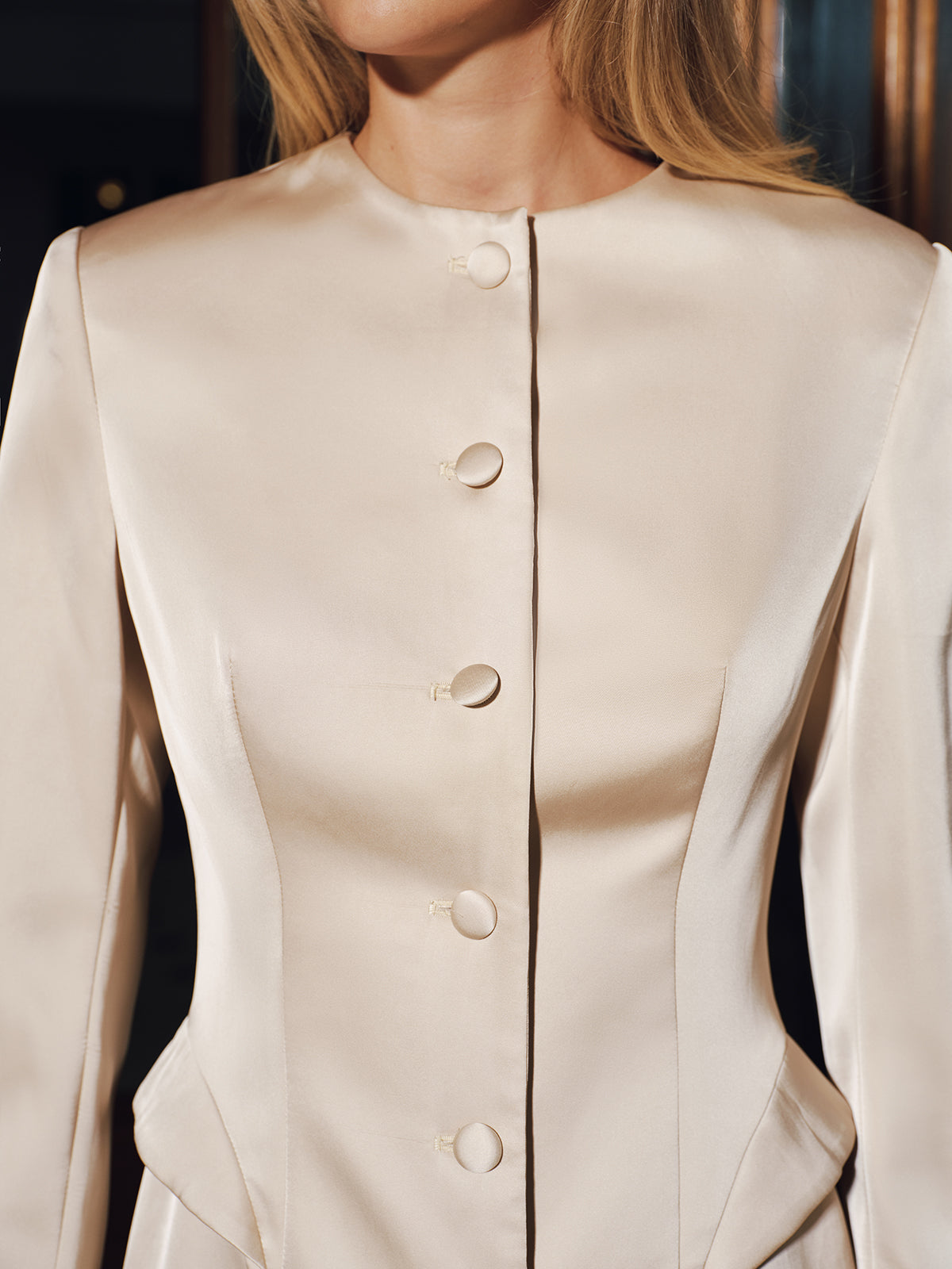 Robe blazer courte en satin boutonnée sur le devant