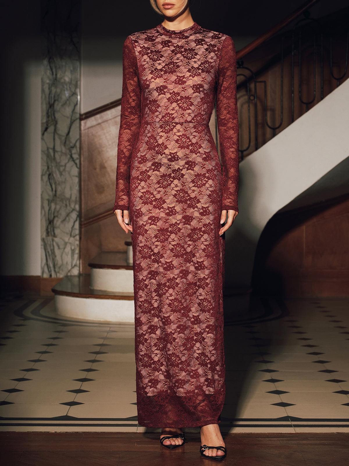 Maxikleid aus Spitze mit langen Ärmeln, tailliert und rückenfrei