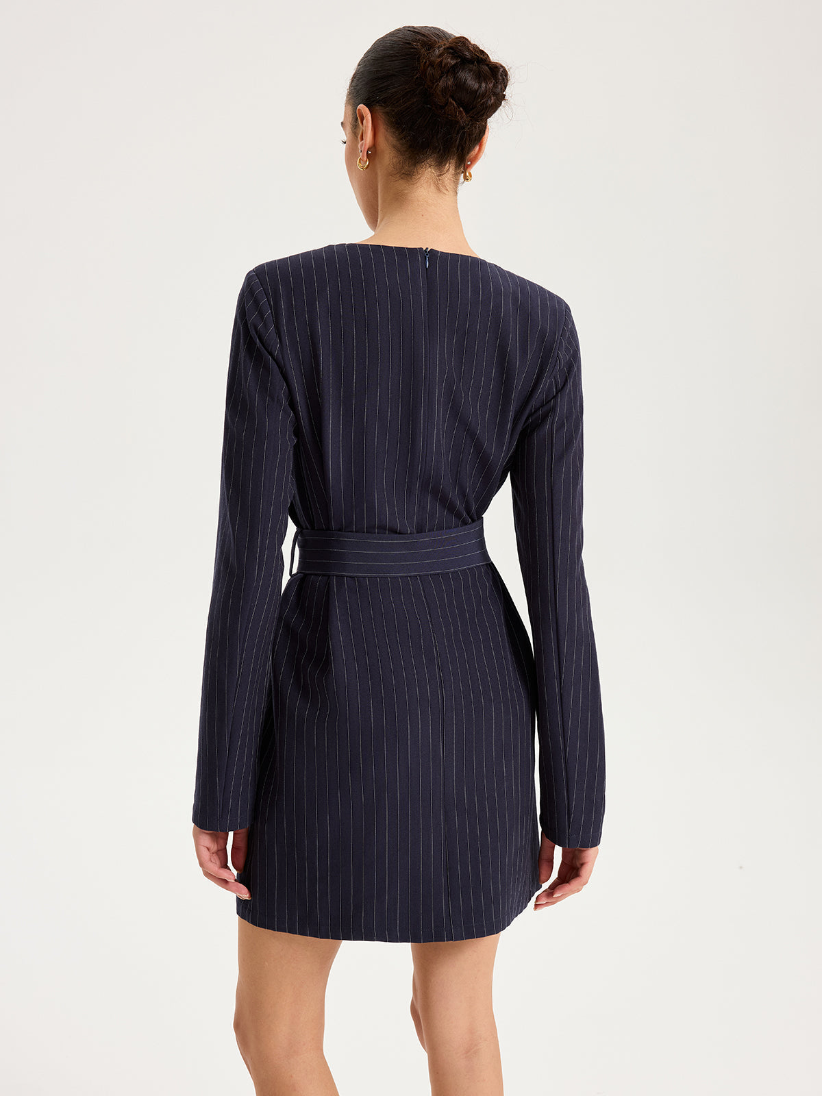 Mini-robe rayée à manches longues avec ceinture