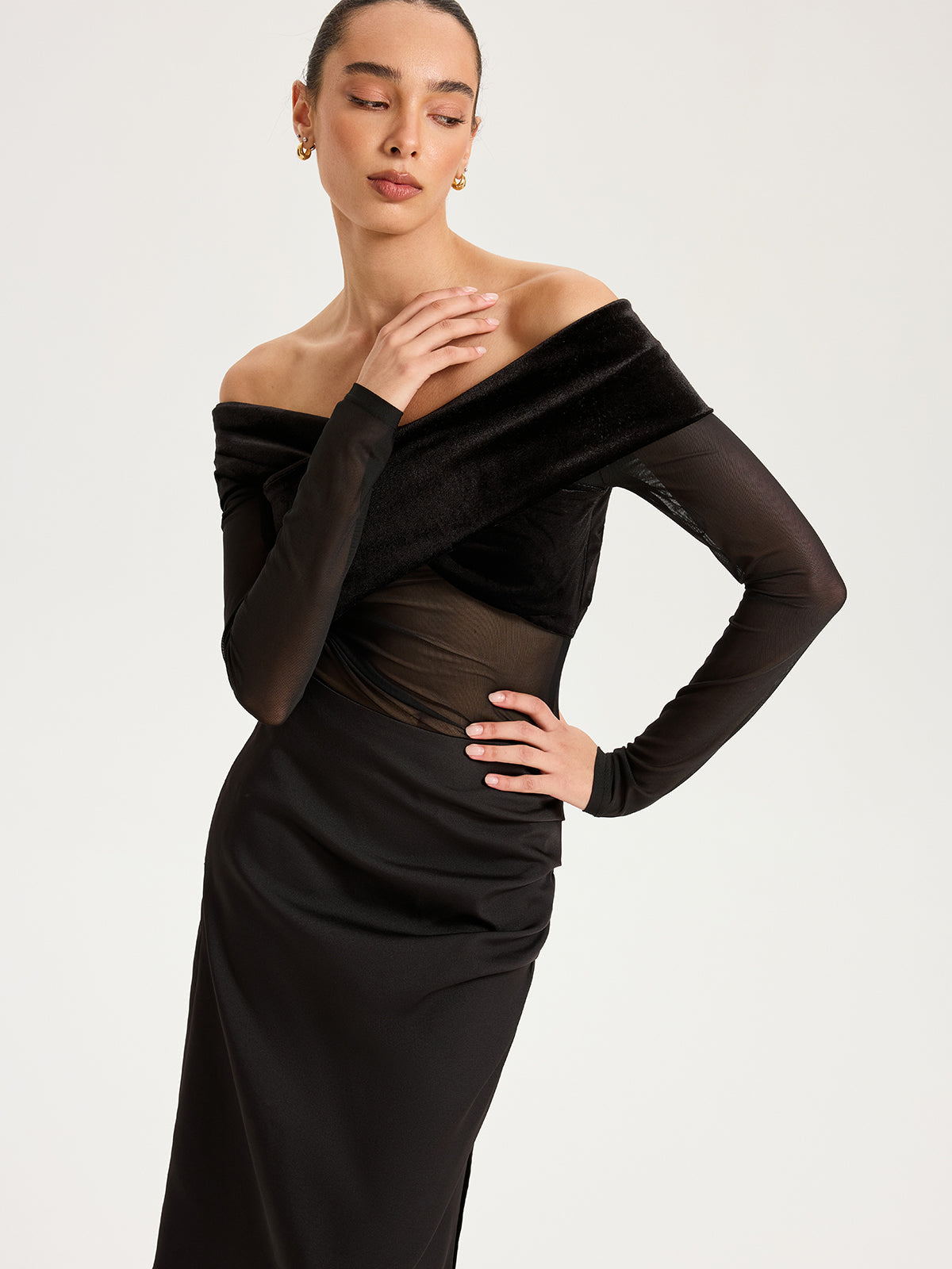 Samt-Off-Shoulder-Langarmtop mit Mesh-Einsätzen