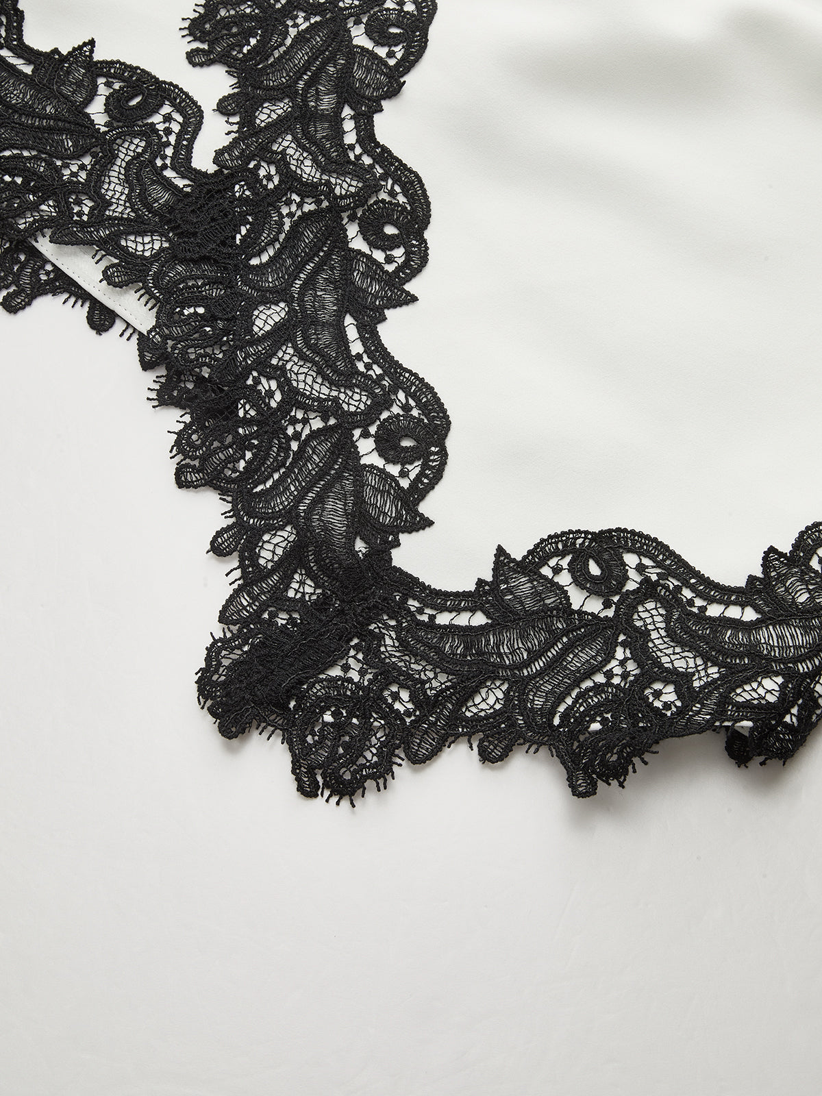 Satin-Wickelrock mit Spitzenbesatz