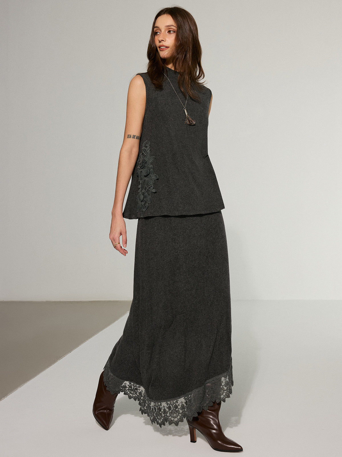 Ensemble haut sans manches à bordure en dentelle et jupe maxi