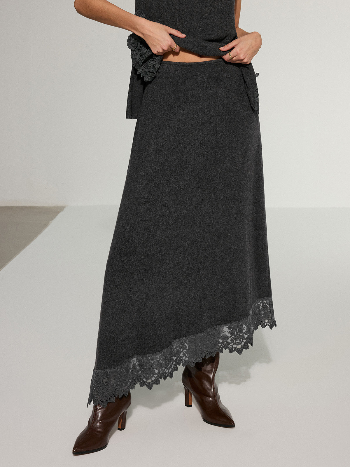 Ensemble haut sans manches à bordure en dentelle et jupe maxi