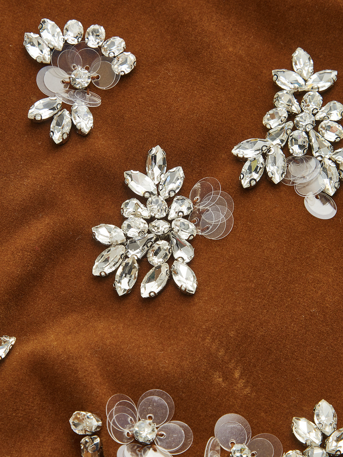 Robe mini sans manches en velours ornée de cristaux