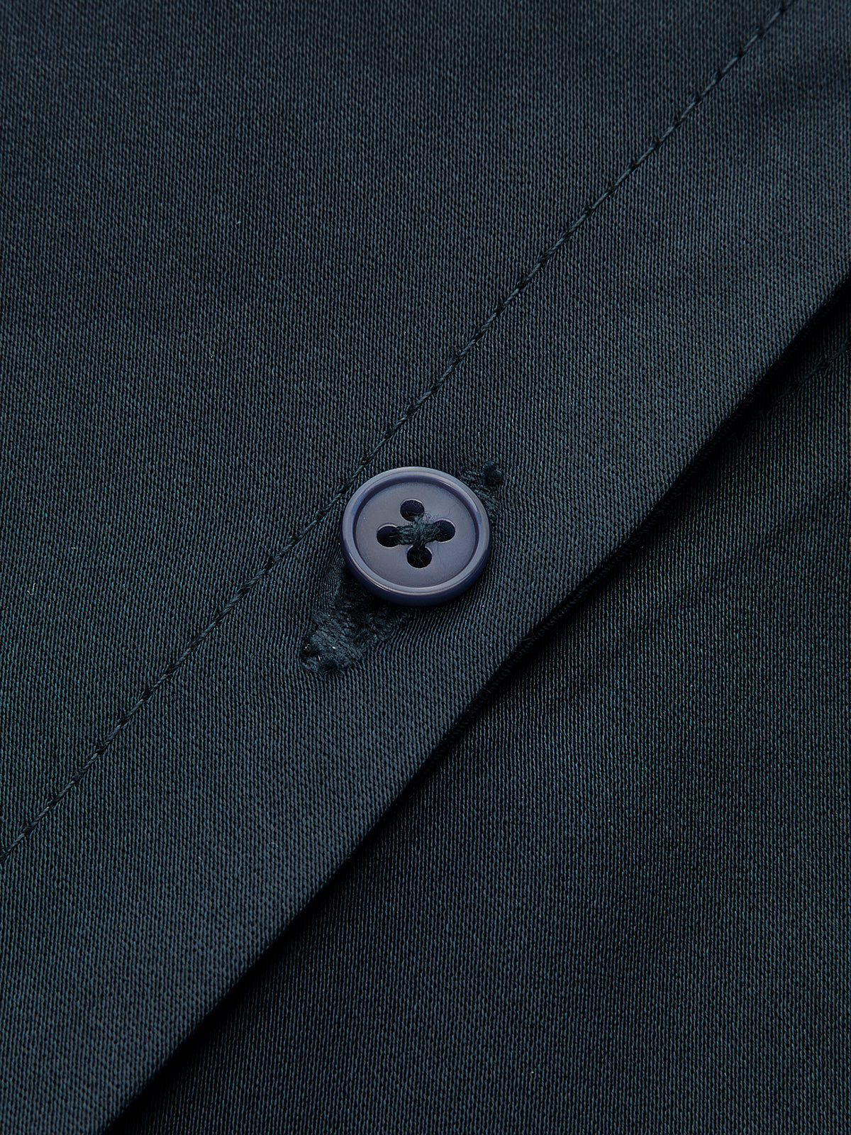 Asymmetrische Satinbluse mit Schleifenknoten und Knopfdetails