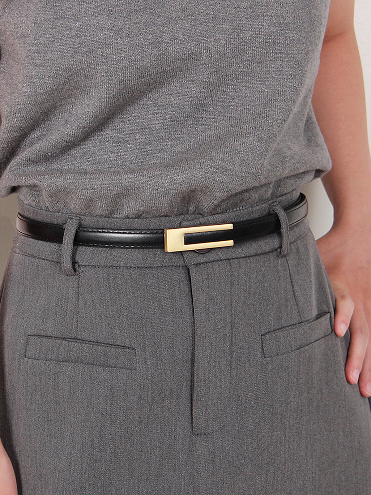 Ceinture fine en cuir PU avec boucle géométrique dorée