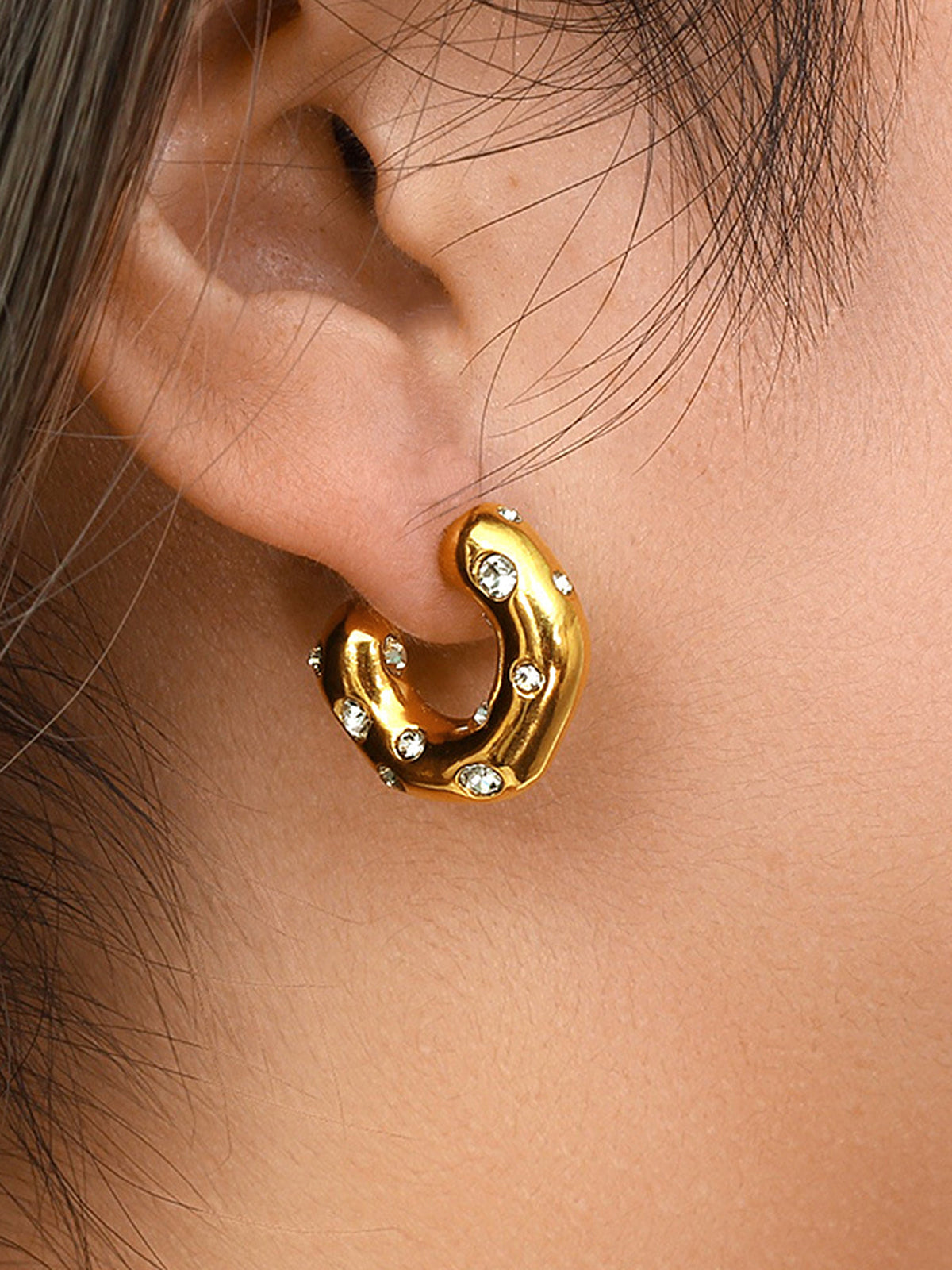 Boucles d'oreilles créoles irrégulières ornées de cristaux