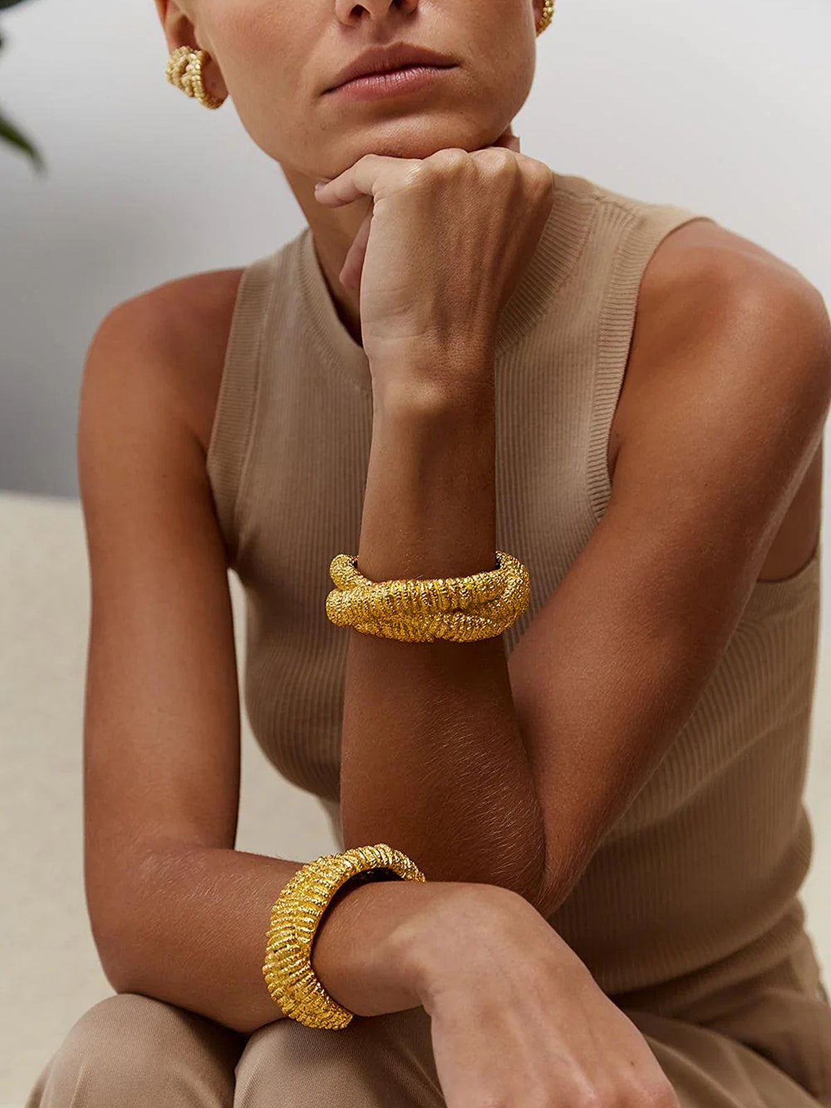 Bracelet ouvert exagéré à texture de lave dorée
