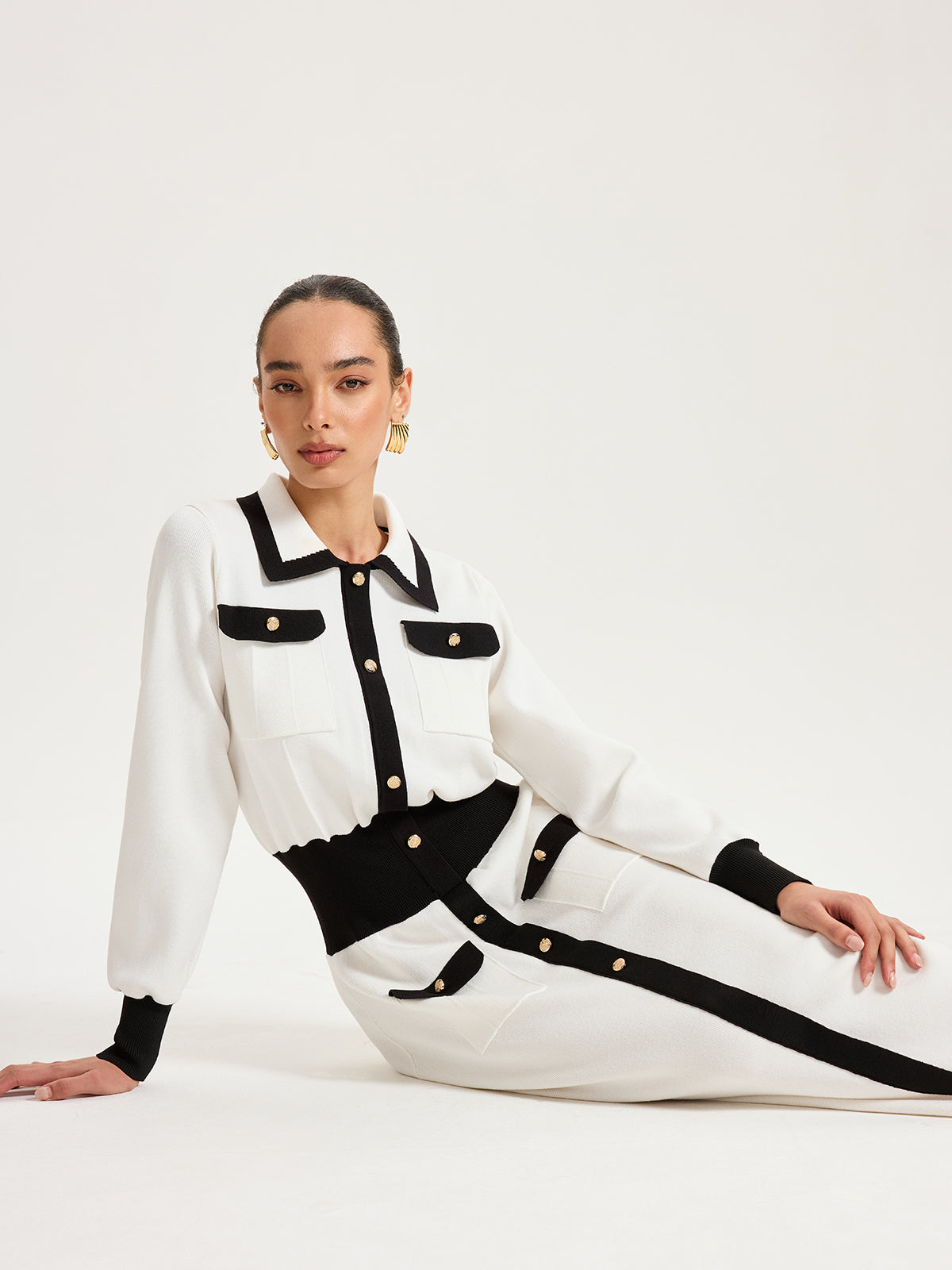 Maxikleid aus Strick mit Kragen, Metallknöpfen und kontrastierenden Abschlüssen