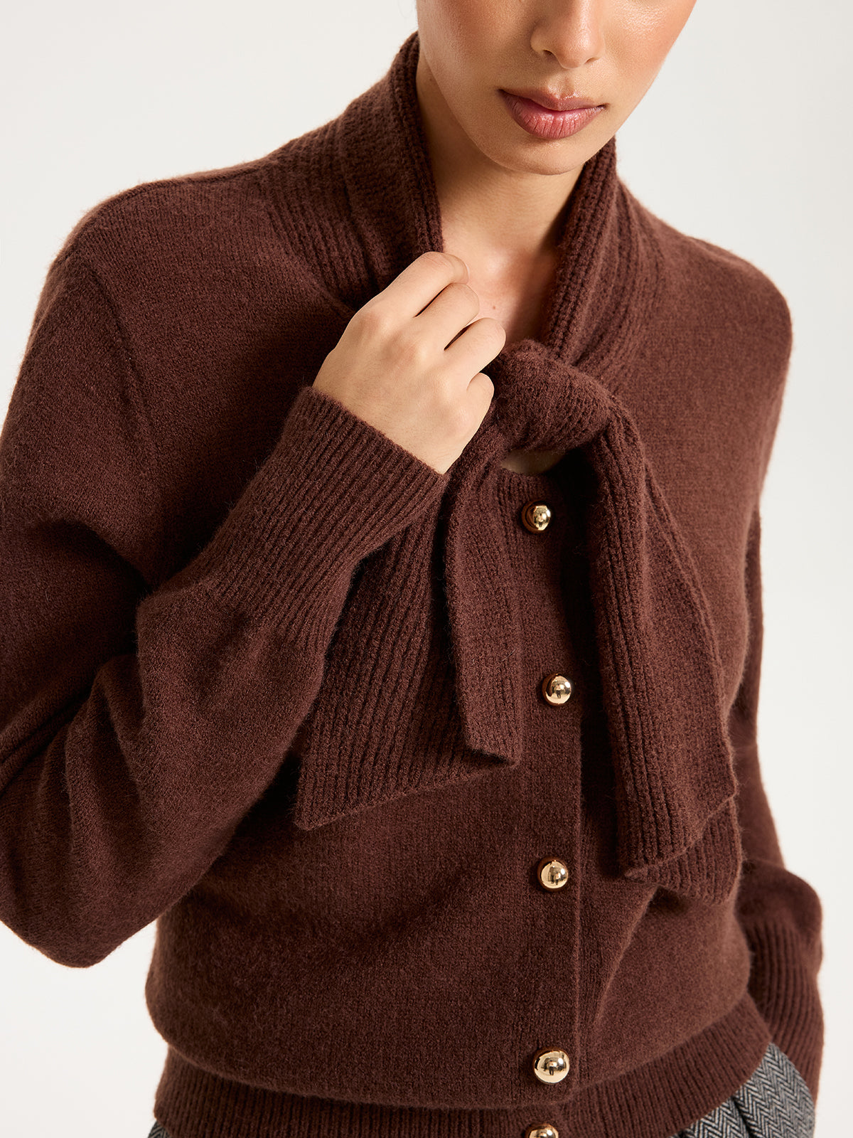 Cardigan en maille à col lavallière et boutons métalliques