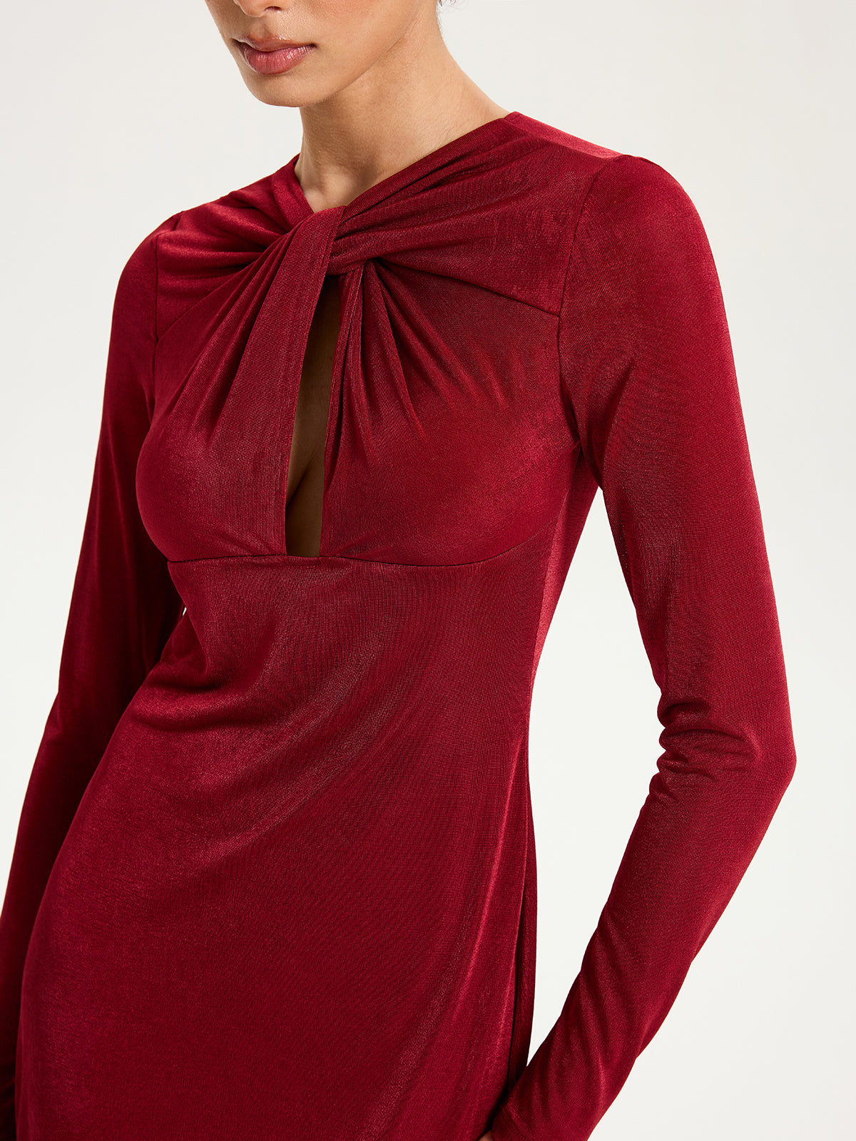 Minikleid mit Knoten vorne und langen Ärmeln