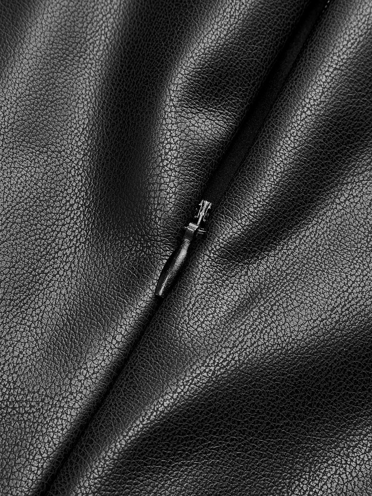 Ärmelloses Kleid aus PU-Leder mit Faltenrock