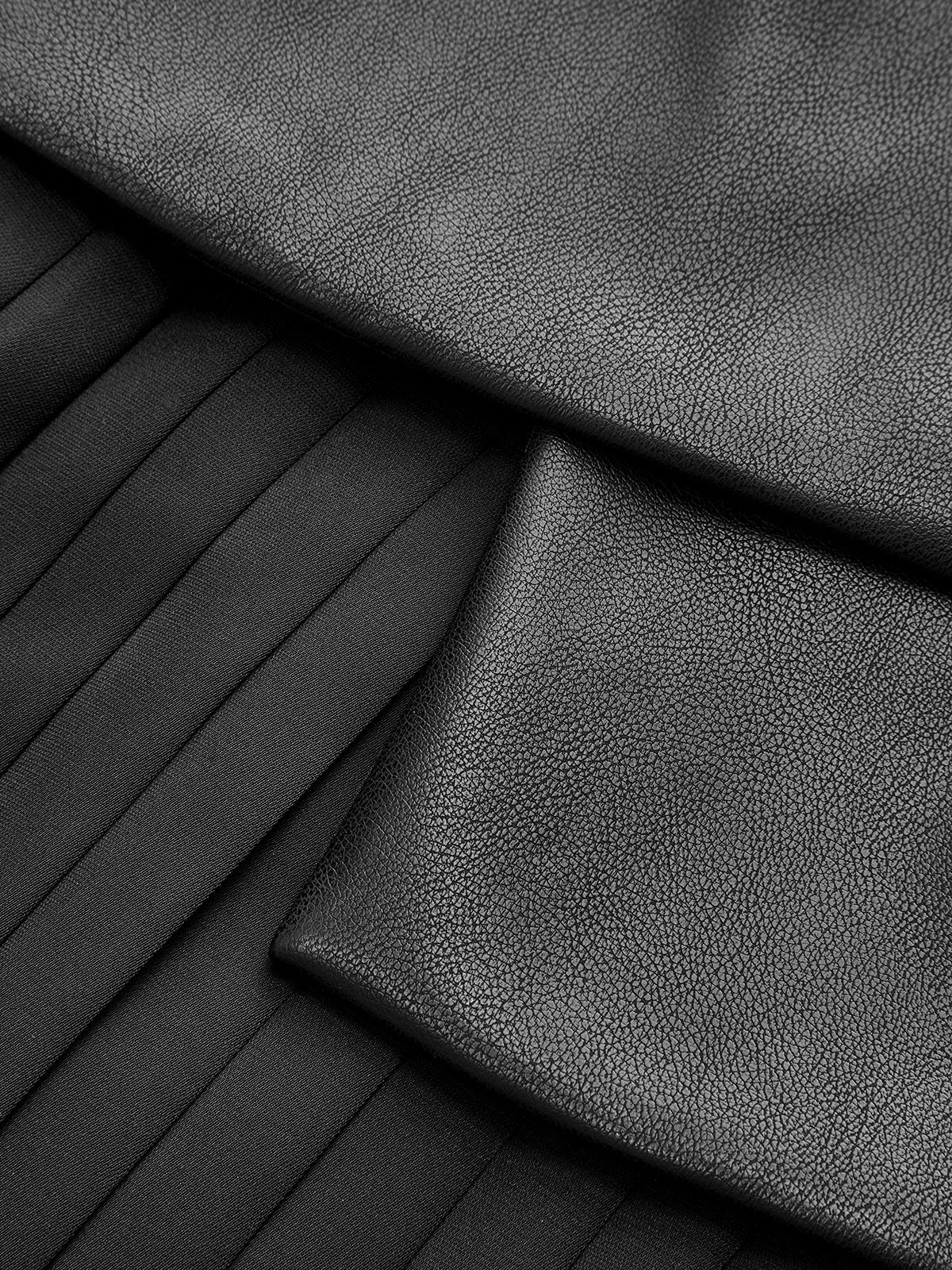 Ärmelloses Kleid aus PU-Leder mit Faltenrock