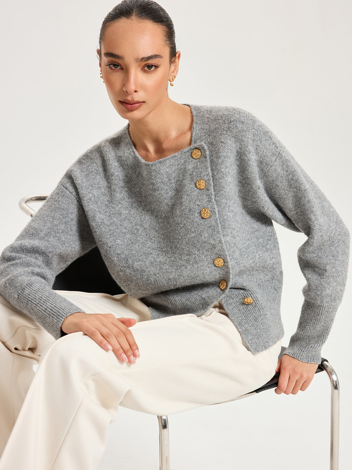 Asymmetrischer Strickcardigan aus Wollmix mit Metallknöpfen