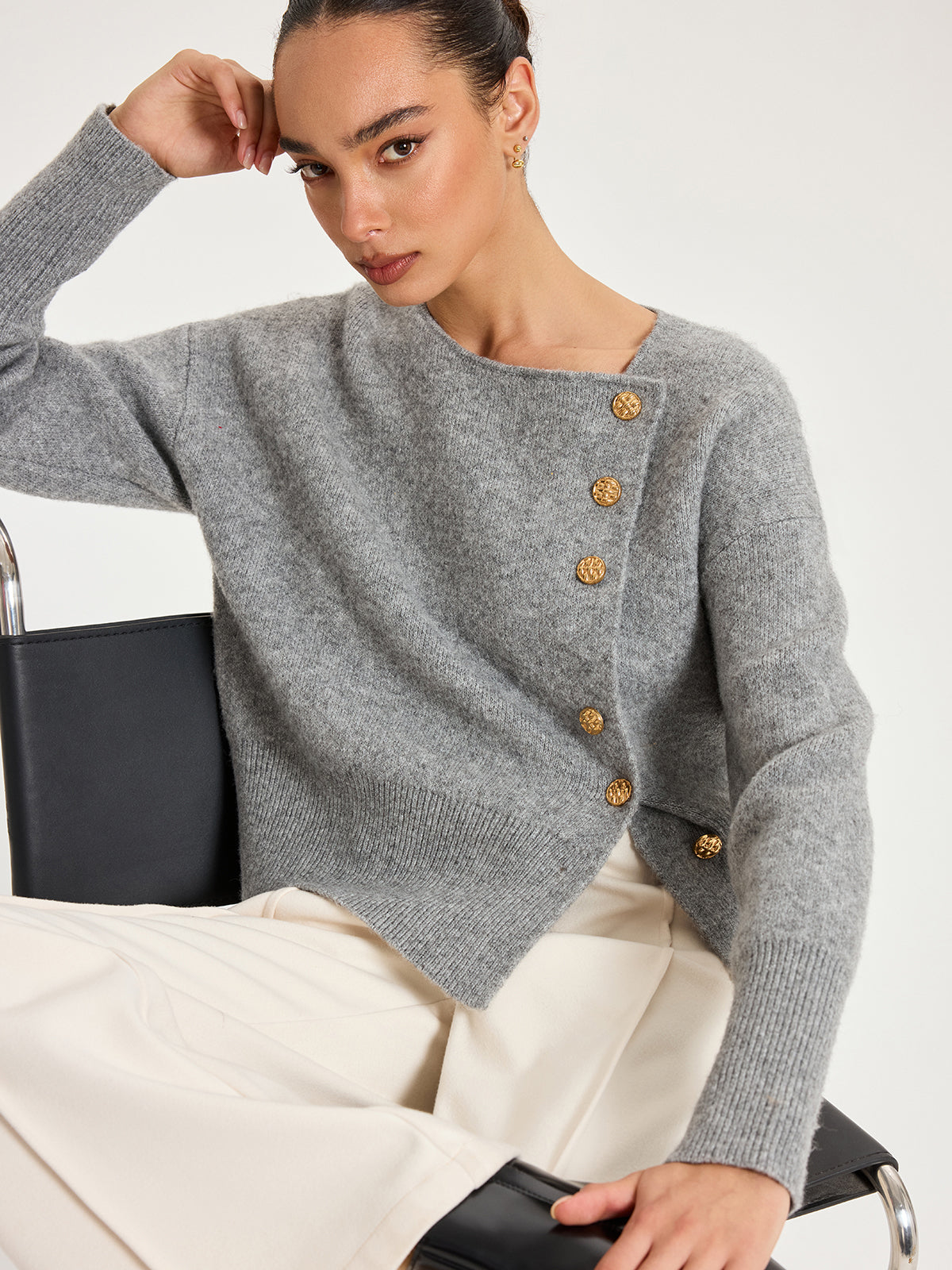Asymmetrischer Strickcardigan aus Wollmix mit Metallknöpfen