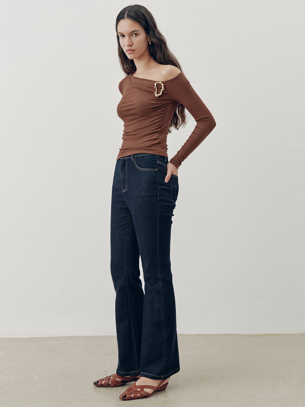 Haut à épaules dénudées ajusté à manches longues froncées