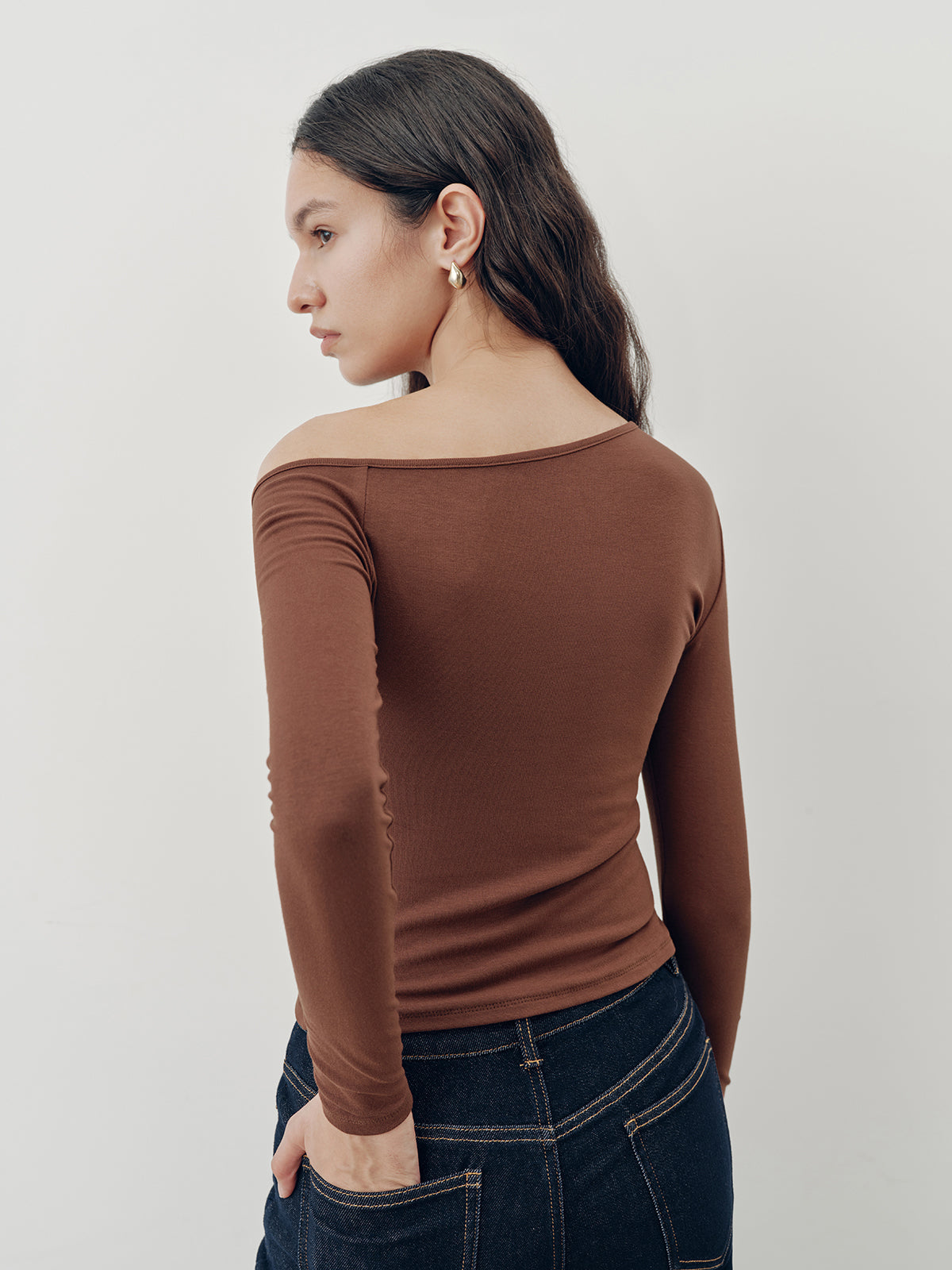 Haut à épaules dénudées ajusté à manches longues froncées