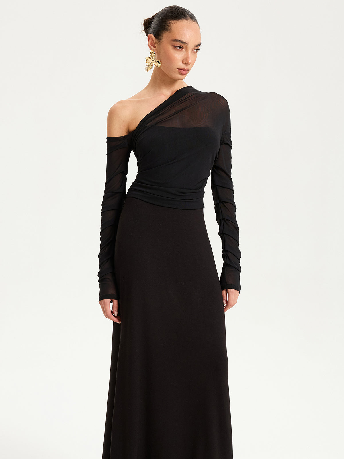 Robe longue asymétrique à une épaule, transparente et froncée, à manches longues