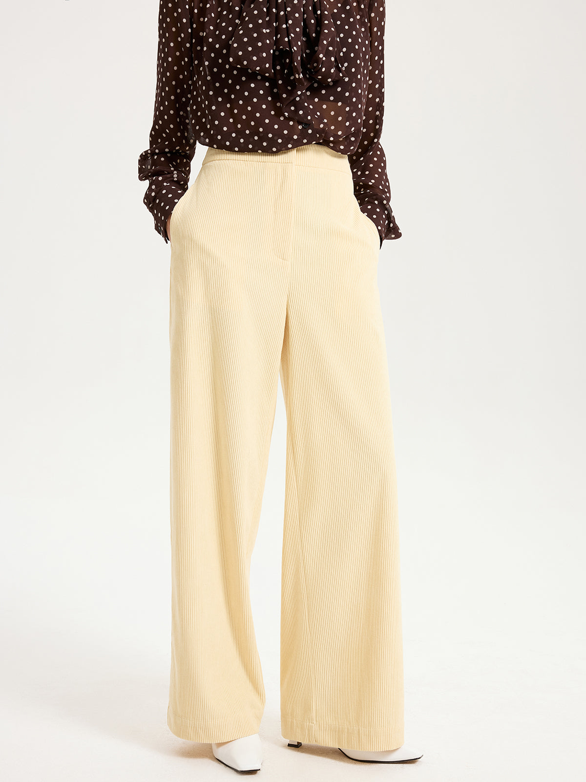 Cordhose mit weitem Bein und hohem Bund