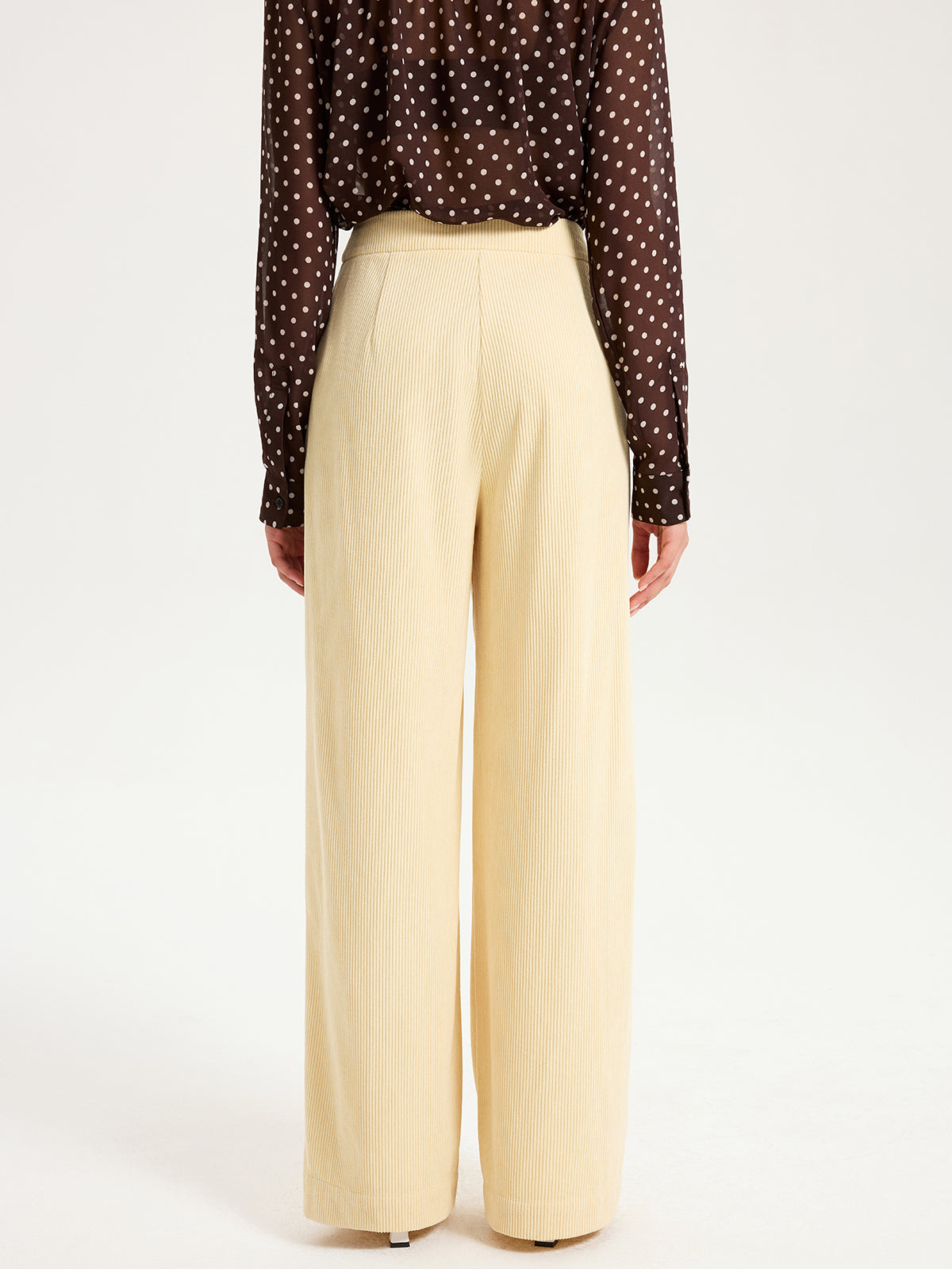 Cordhose mit weitem Bein und hohem Bund