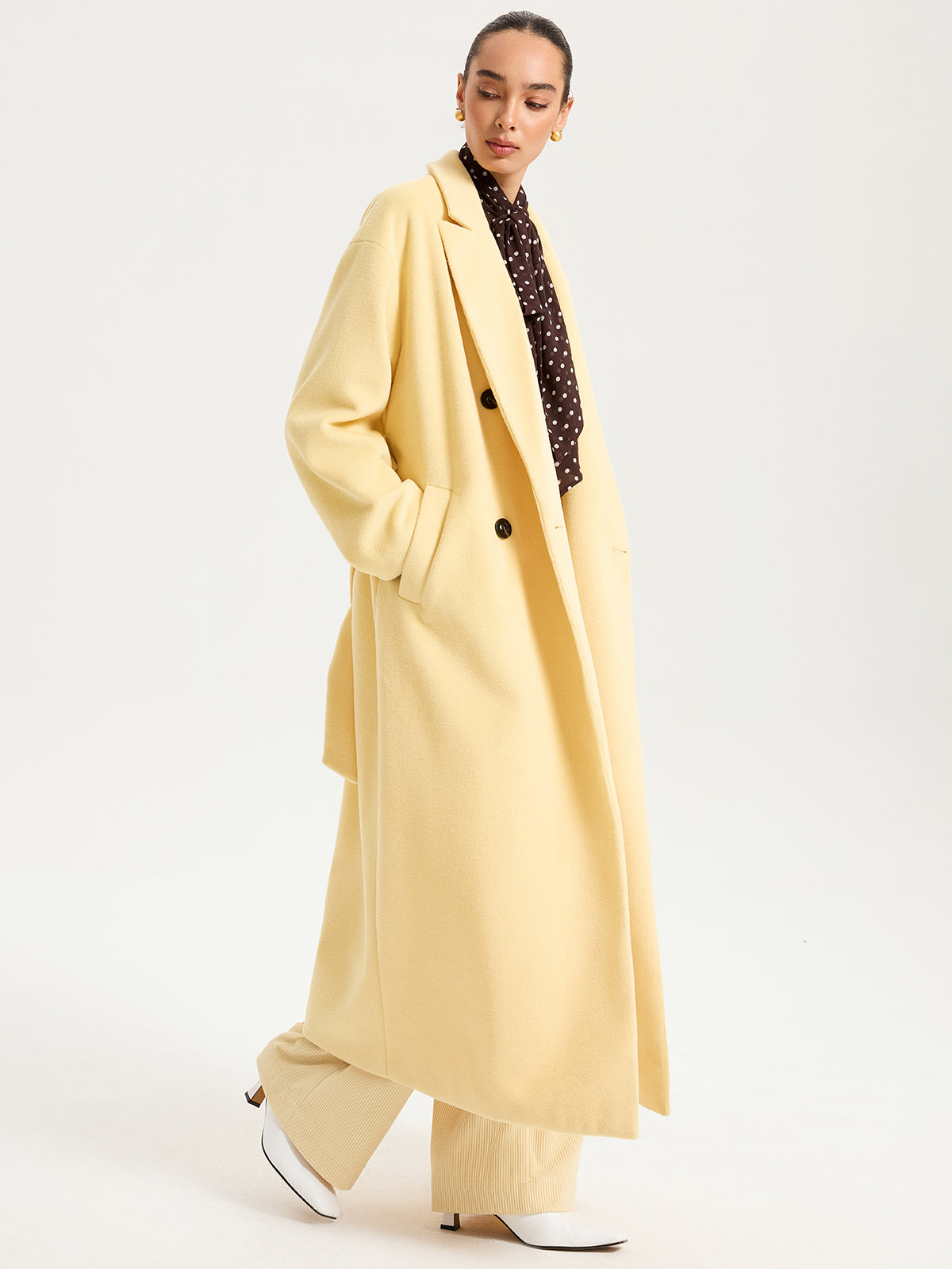 Long manteau ceinturé à double boutonnage et revers