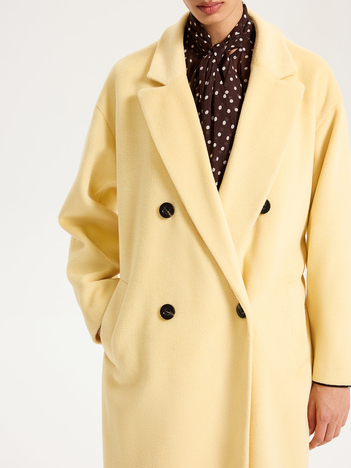 Long manteau ceinturé à double boutonnage et revers