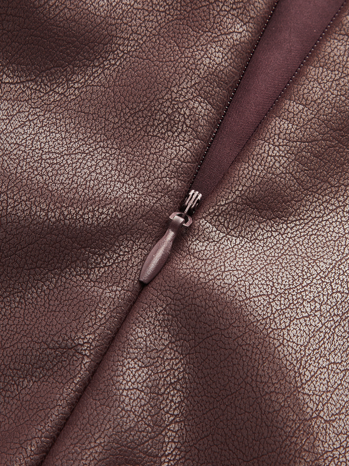Mini-jupe asymétrique en similicuir avec boucle en métal
