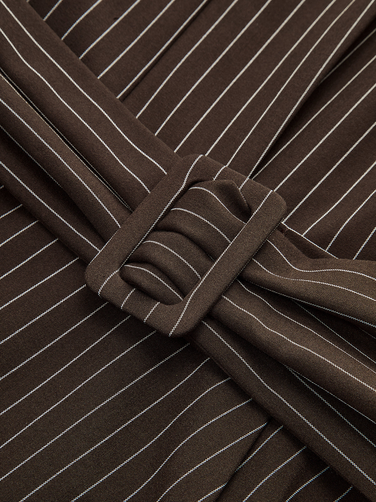 Chemisier asymétrique à fines rayures avec ceinture