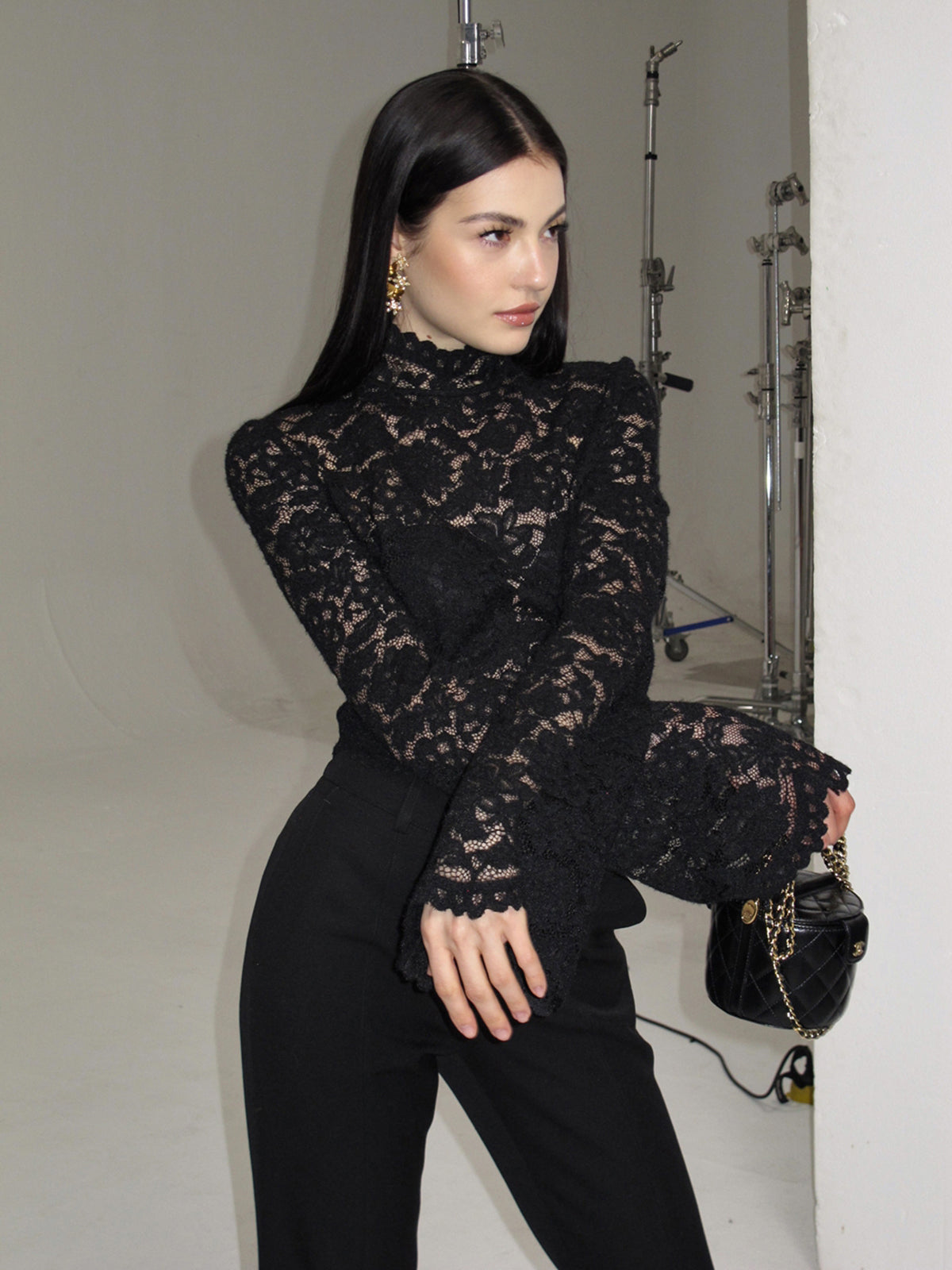 Chemisier en dentelle à col montant et manches cloche