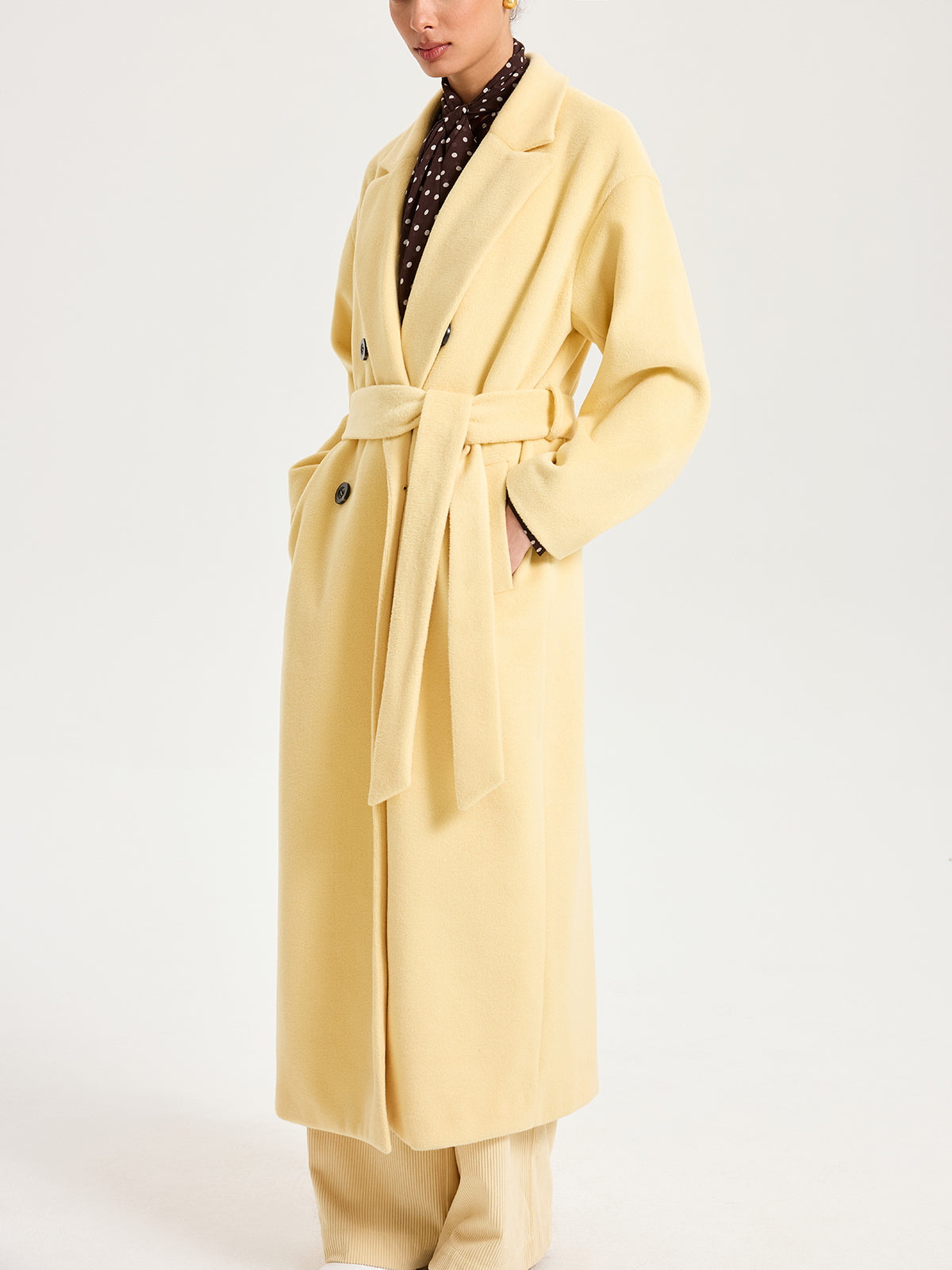Long manteau ceinturé à double boutonnage et revers