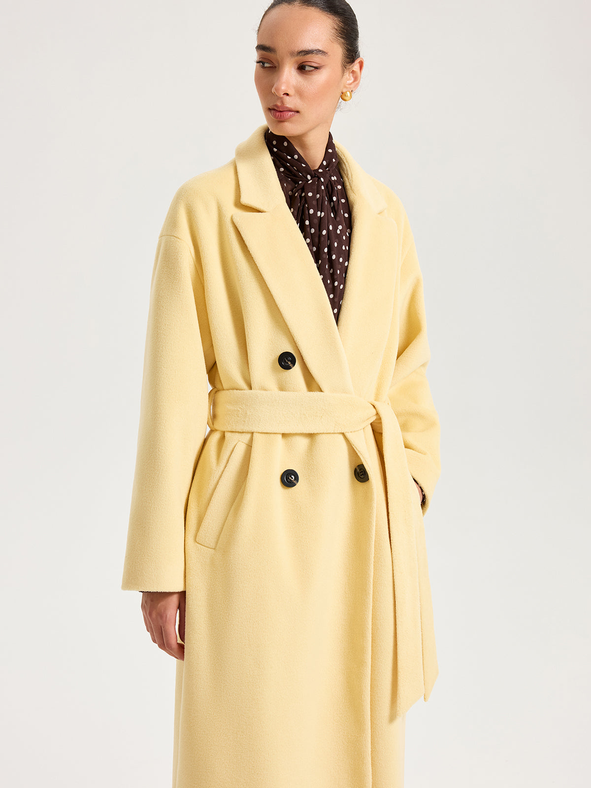 Long manteau ceinturé à double boutonnage et revers
