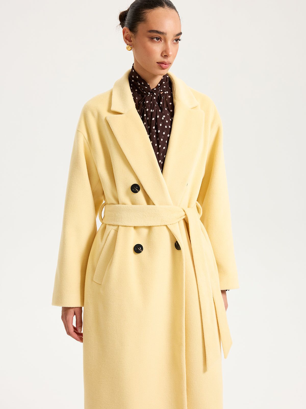 Long manteau ceinturé à double boutonnage et revers