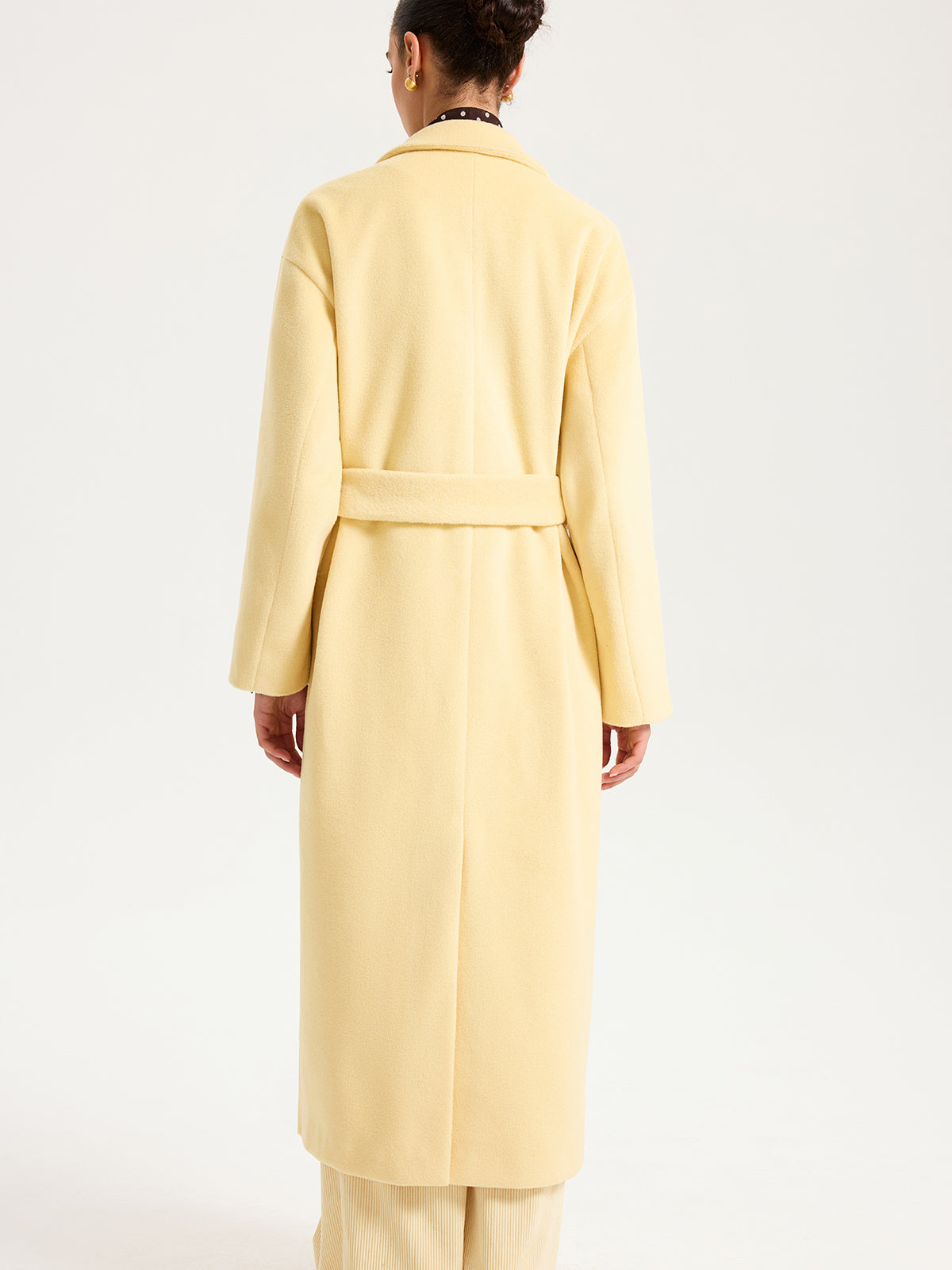 Long manteau ceinturé à double boutonnage et revers