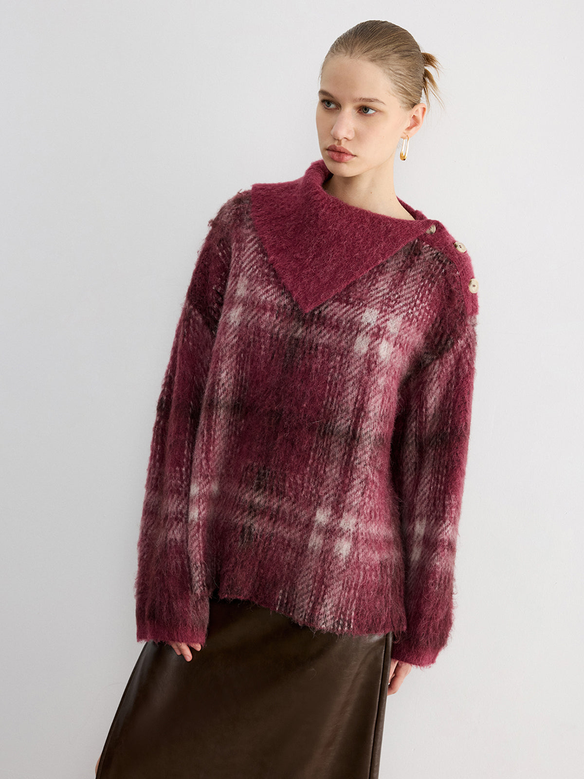 Pull en maille mélangée de laine à col asymétrique écossais boutonné