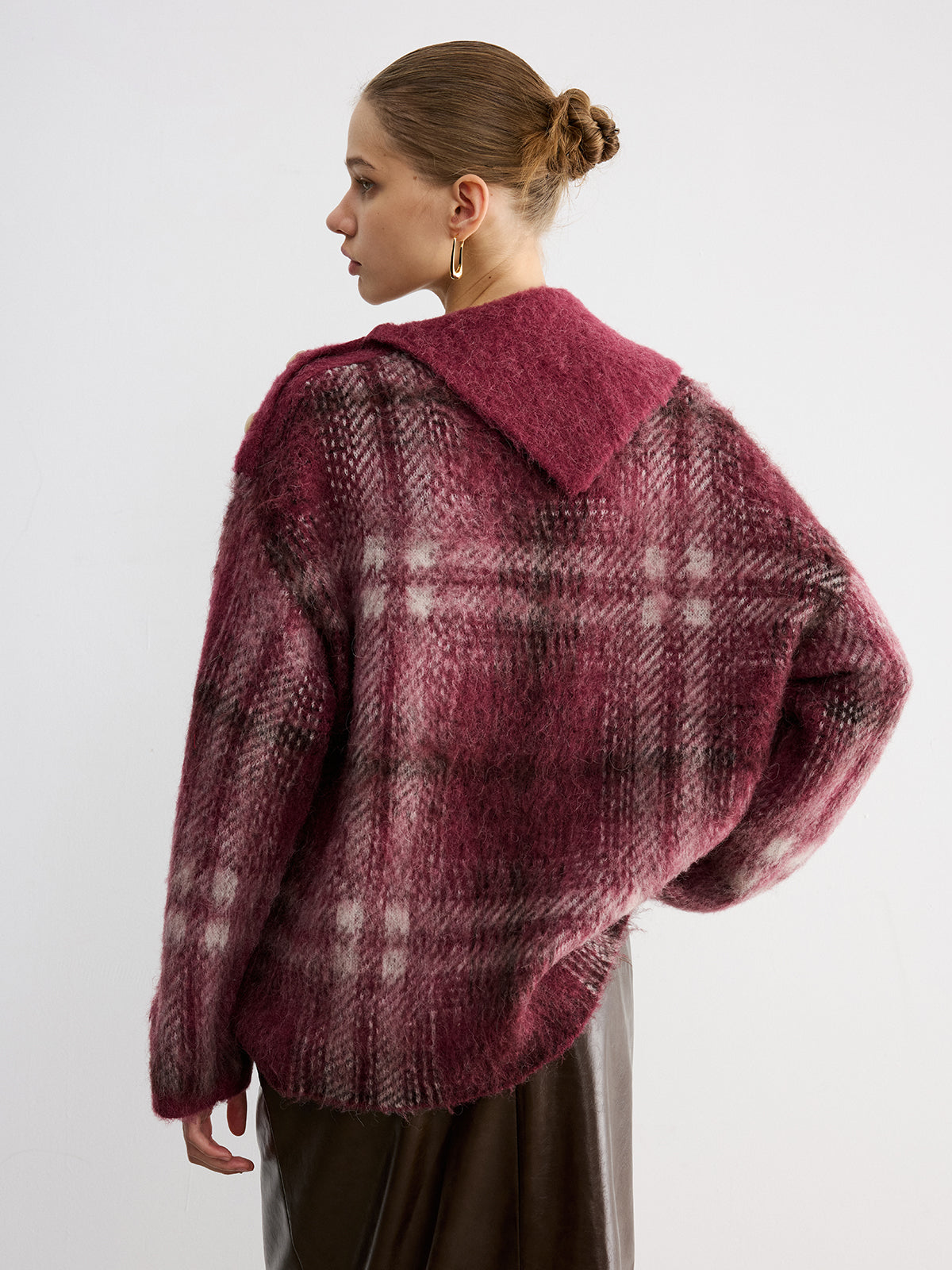 Pullover aus Wollmischung mit asymmetrischem Kragen und Hahnentrittmuster