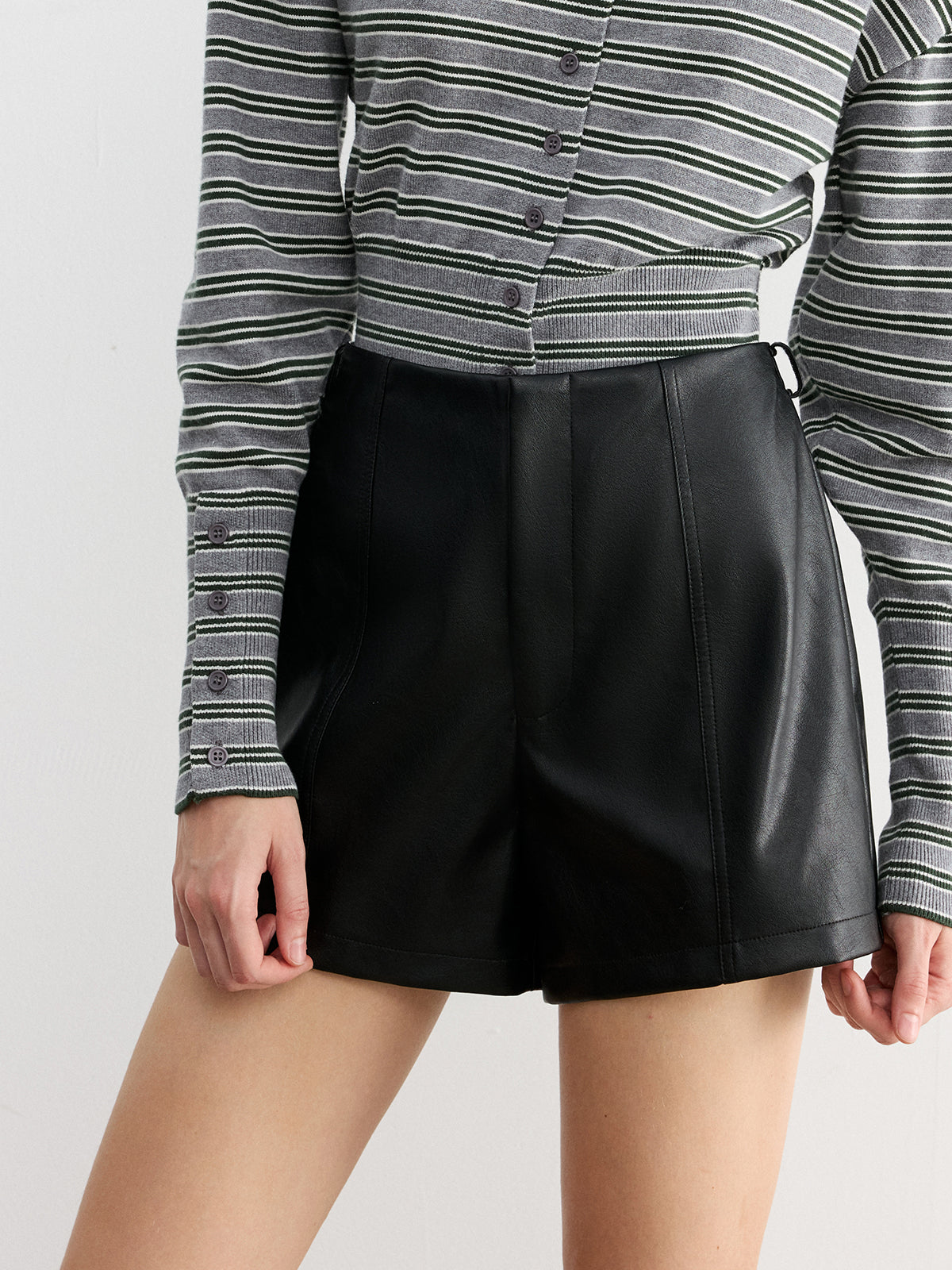 Shorts ceinturés en similicuir