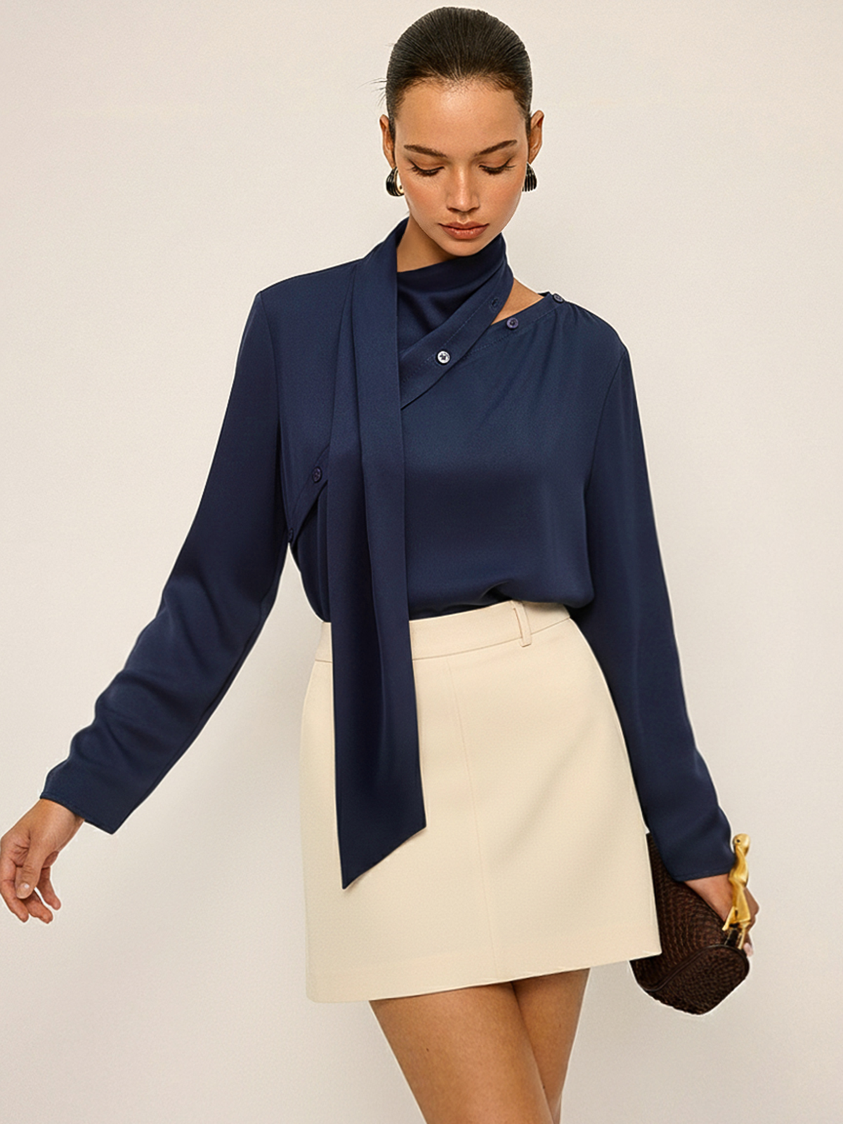 Asymmetrische Satinbluse mit Schleifenknoten und Knopfdetails