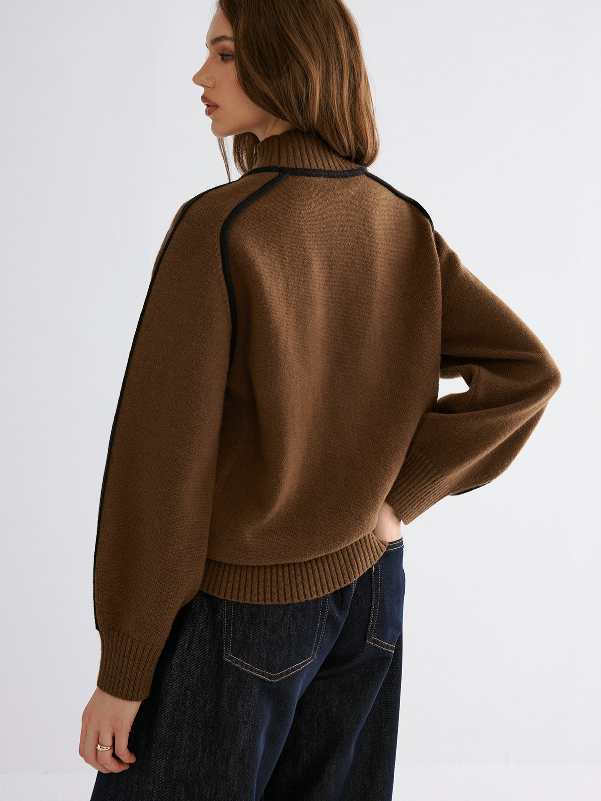 Pull col montant avec liseré contrastant en maille