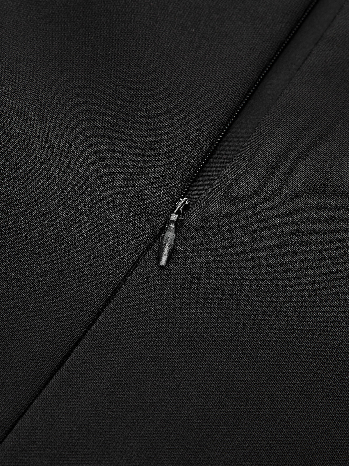 Mini-robe asymétrique à ourlet plissé et détails métalliques