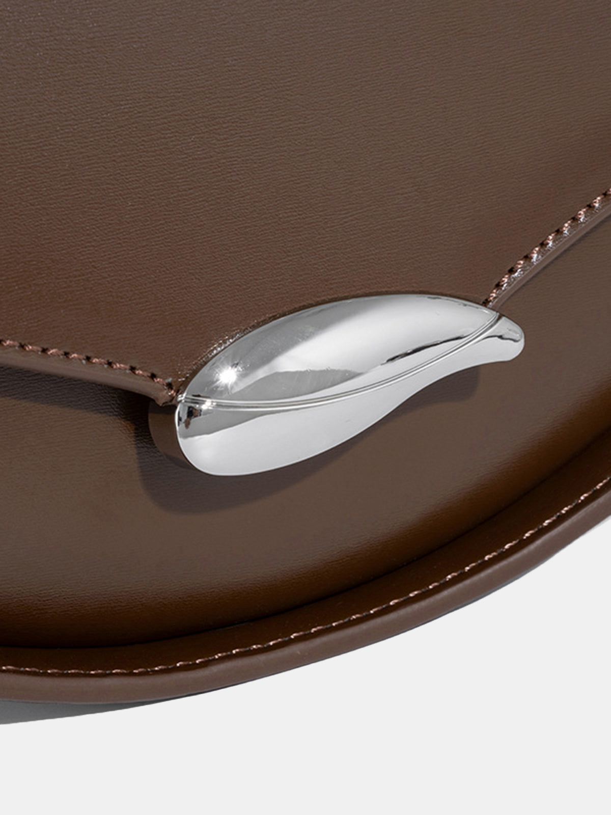 Schultertasche aus PU-Leder mit geschwungener Form
