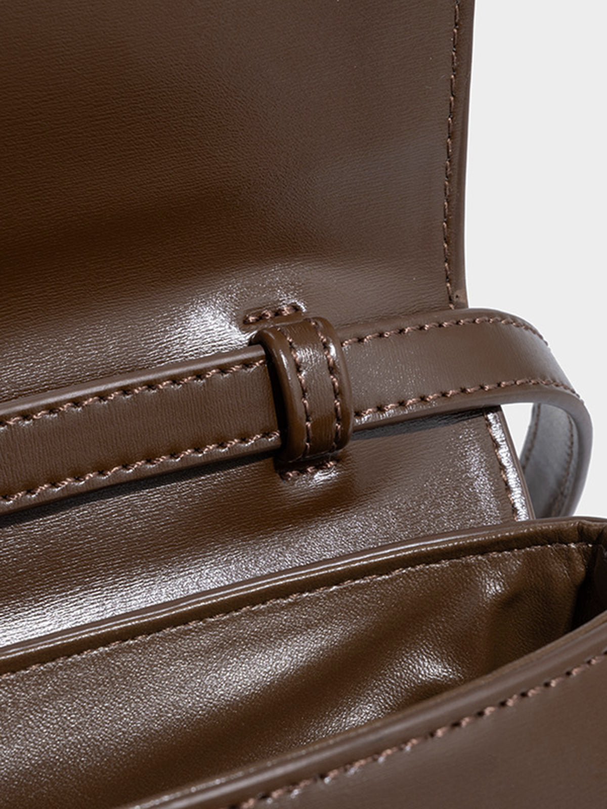 Schultertasche aus PU-Leder mit geschwungener Form