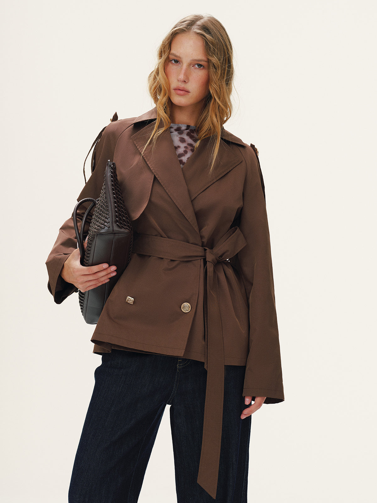 Taillierter Trenchcoat mit Metallknöpfen