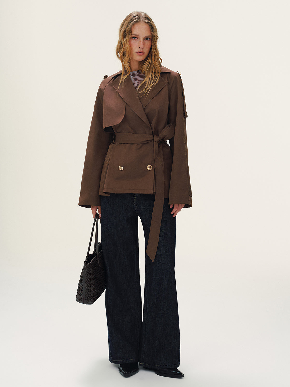 Taillierter Trenchcoat mit Metallknöpfen